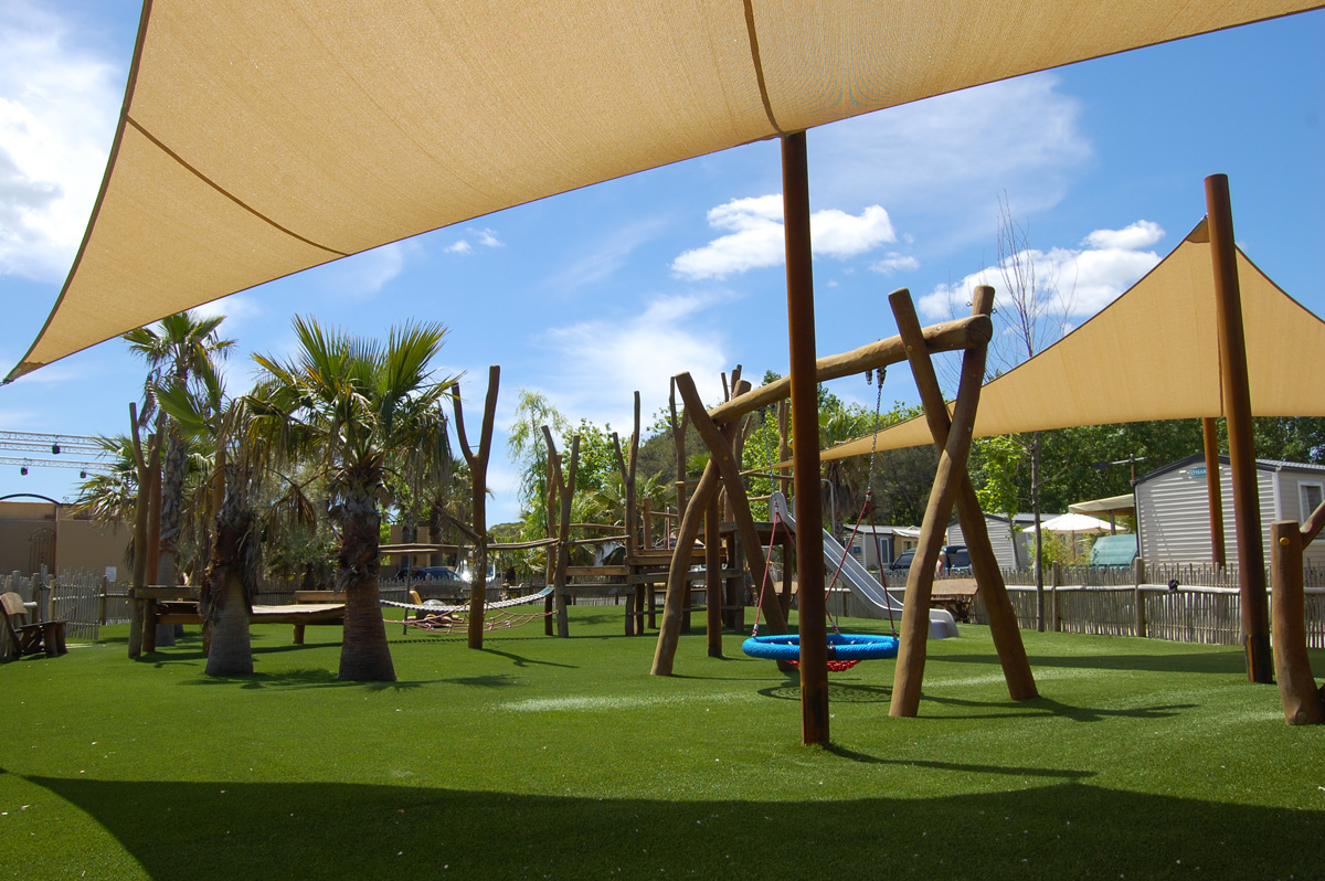 Surface ombragée: 83m2, Textile: HDPE, Lieu: Var